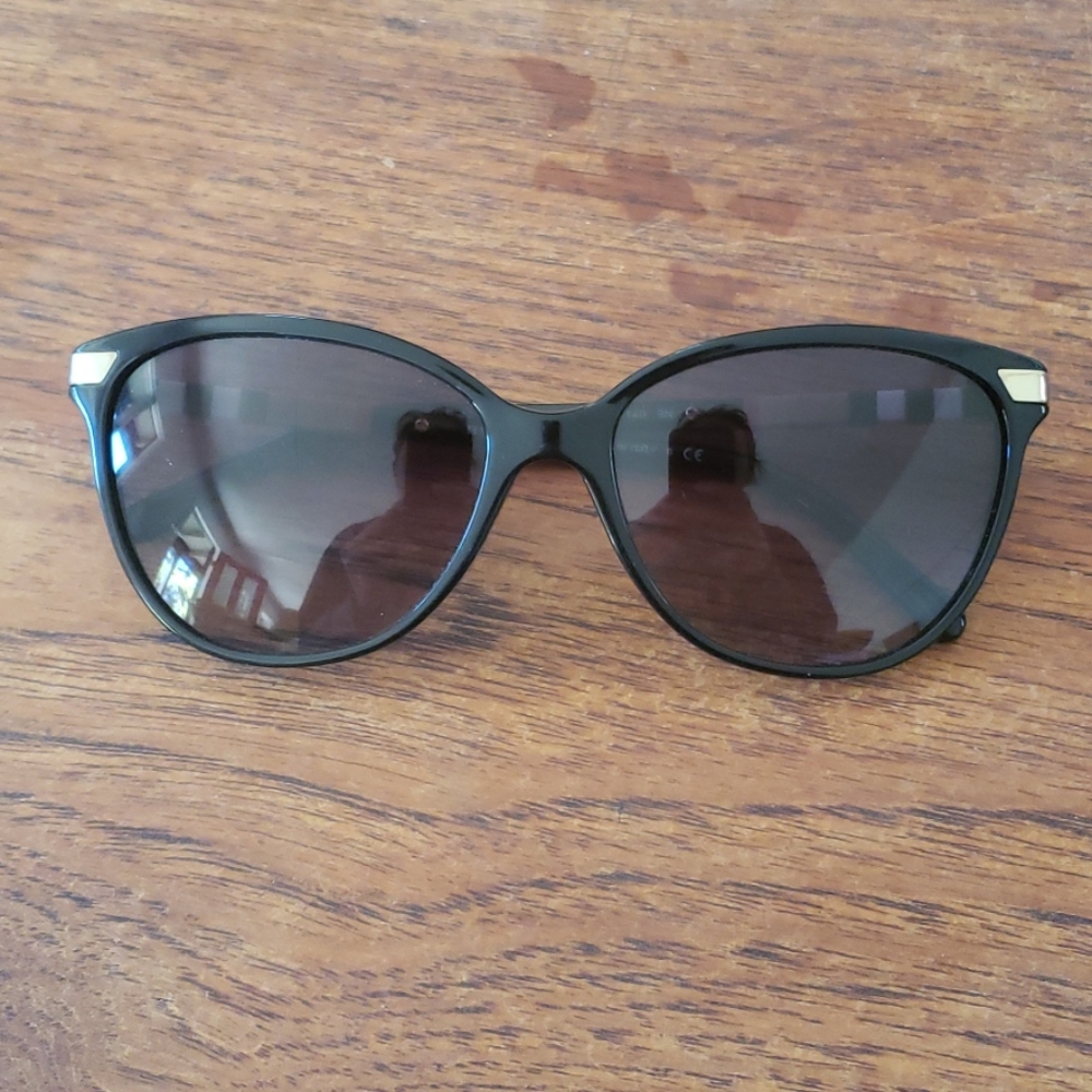Burberry BE4216F

Sunglasses - Picture 3 of 6